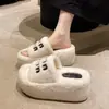 Casa Outono/Inverno 2026 Pantufas de Algodão Macias e de Solado Grosso na Moda, Pantufas de Pelo Femininas para Exterior, Novo Estilo Versátil de Celebridade da Internet