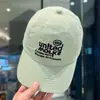 Gorra de béisbol bordada en inglés de estilo callejero americano para mujer, gorra de pico versátil casual nueva de primavera/verano para hombre, sombrero de protección solar