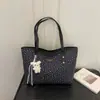 Bolsa tote simples casual feminina com estampa 2026, grande capacidade, com pingente, de ombro, para ir ao trabalho e fazer compras, com um estilo fresco, moderno e descontraído