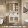 Sencillo tocador de baño rústico estilo francés, que incluye un mueble para lavabo y lavabo integrado
