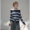 Suéter de punto de manga larga off-the-shoulder para mujer, nuevo estilo coreano de otoño, top tipo jersey a rayas con bloques de color