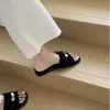 Sandalias Planas de Metal Retro Francés para Mujer Verano Uso Exterior 2026 Nuevo Estilo de Verano Suela Suave Versátil Chanclas de una Tira