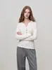 Outono de 2026 Novo Estilo Coreano Minimalista Gola V Botões Slim Fit Cor Sólida Versátil Elegante Top Feminino 25712
