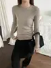 Camiseta básica de punto de seda de morera y cachemira en stock para otoño e invierno, corte ajustado, cuello redondo, agradable para la piel, de manga larga, suéter interior de lana de lujo ligero