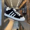 Zapatos populares para hombre de tres barras 2023 otoño e invierno nuevos zapatos de tablero de caña alta super populares combinan con todo gamuza blanco y negro zapatos casuales