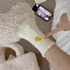 Meias de Veludo Australiano Cor de Leite com Desenho de Pato Amarelo Bordado Outono e Inverno Engrossadas de Cano Médio Estilo Japonês Macias e Aconchegantes Meias Quentes para Casa e Dormir