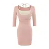 Vestido de chica hot puramente sexy y seductor con cintura fruncida, efecto adelgazante, mangas tres cuartos, incluye copas en el pecho, tirante de cuello halter, conjunto de falda corta de dos piezas
