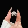 Nuevo anillo de moda de alta gama versátil estilo vintage con forma de estrella y diamantes, lujo ligero, anillo personalizado único y lujoso
