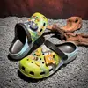 2026 Nuevos Zapatos de Jardín Lindos de Dibujos Animados Pareja de Moda Dopamina Eva Unisex Zuecos Sandalias