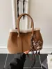 Comercio Exterior Transfronterizo Otoño e Invierno 2025 Nuevo Estilo Bolso de Mano de Alta Gama y Bolso Cruzado con Combinación Retro de Gamuza y Lana de Cordero