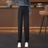 Calça de terno feminina cinza sob medida de cintura alta com perna reta, outono 2026, com design de bolso falso, estilo casual de perna larga e caimento fluido