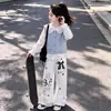 Un atuendo fresco y vibrante inspirado en la dopamina: una camisa con cuello de muñeca combinada con pantalones de pierna ancha, creando un look dulce y adorable para niñas