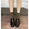 Versión de piel de vaca suela gruesa camelia zapatos de cuero pequeños para mujer hebilla dorada pequeña slip-on persona perezosa zapatos individuales estilo británico tacón grueso mocasines