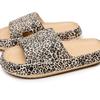 Atacado transfronteiriço chinelos de verão slip-on sola grossa para casa chinelos EVA com estampa de leopardo sandálias de casal
