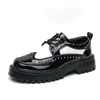 Zapatos Formales Casuales de Gran Tamaño Transfronterizos 2025 Remache Personalizado Zapato de Cuero para Barbero Suela Gruesa Aumentador de Altura Moda Negra y Blanca Zapatos para Hombre
