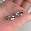 Pendientes de estrella asimétrica de seis puntas de plata de ley S925, diseño de aro exquisito, tachuelas únicas de lujo ligero, accesorios versátiles para la oreja