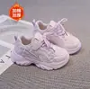 Zapatos Infantiles con Forro de Felpa Otoño e Invierno 2026 Venta al por Mayor Zapatos Deportivos para Niños Superficie de Cuero Zapatos Casuales Transpirables para Niñas Zapatos de Moda para Niños Pequeños
