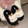 Lindas zapatillas de algodón para mujer con forma de gato, de felpa suave y suela blanda, para uso en casa, nuevas zapatillas de algodón antideslizantes para exteriores, otoño e invierno 2026