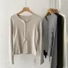 Camiseta de manga larga estilo coreano, corte ajustado, cuello henley, diseño multibotones para mujer, nuevo top básico de otoño para mujer