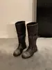 Primeiro Encontro Temporada 2026 Nova Fivela de Cinto Vintage Coreana Retro Botas de Equitação de Cano Médio para Mulheres com Solas Grossas e Design Único Empilhado