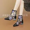 Sandalias y Botas de Malla Bordadas Estilo Étnico para Mujer Primavera y Otoño 2026 Botas Individuales Charol Tacón Grueso Botas de Malla de Caña Alta Retro Talla Grande