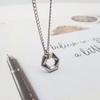 Collar con colgante hexagonal geométrico que combina con todo, moderno y moderno, estilo hip hop, de acero de titanio con hebilla de alta calidad, accesorios de cadena para suéter de hombre y mujer.