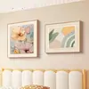 Un lujoso juego de sofás para sala de estar con diseño floral, combinado con un juego de cuadros decorativos para el dormitorio, incluyendo un cuadro para la cabecera del dormitorio principal, creando una sofisticada exhibición de arte mural.