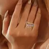 Anillo de Luz de Zirconia Incrustada en Oro Real Chapado en Cobre Transfronterizo Europeo y Americano Lujo Ligero Sensación de Alta Gama Anillo para el Dedo Joyería de Mano Versátil Fabricante Venta al por Mayor en Stock