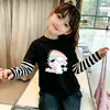 Camiseta de manga larga de algodón puro para niña 2026 primavera y otoño nueva con estampado de dibujos animados lindos cuello redondo patchwork a rayas top