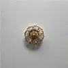 Gemelos Cruzados de Aleación Hueca con Incrustaciones de Diamantes en Forma de Flor para Puños de Camisas de Mujer Botones Decorativos para Cuello Bufanda de Seda Elegante y Digna