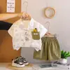 Kids2026 Nuevo Conjunto de Verano para Niños con Bolsillo Camisa de Manga Corta de Dinosaurio y Pantalones Cortos Conjunto de Tres Piezas Elegante Bebé Moderno Venta al por Mayor
