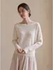 Elegante y suave, este suéter de punto gris oscuro con cuello de una línea para mujer es un estilo casual de otoño que estiliza y tiene la cintura ceñida con mangas largas.