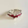 Diseño de Nicho Llama Roja Ins Estilo Oscuro Anillo de Alta Gama para Mujeres Lujo Ligero Estilo Bosque Minimalista Anillo de Gota de Aceite