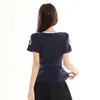 Camiseta de Manga Corta para Mujer con Diseño Infantil de Rayas Naranja y Bloques de Color, Cuello en V, Corte Ajustado, Top para Mujer Elegante y Versátil.
