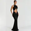 Moda de otoño para mujeres europeas y americanas: Novedades con un diseño de top corto de moda, vestidos de cuello halter y vestidos largos que acentúan la figura, creando un look chic y sexy