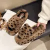 Zapatillas de Piel de Moda y Versátiles 2026 Otoño/Invierno Nuevas Zapatillas de Algodón con Correa Única Estampado de Leopardo Zapatillas de Felpa Gruesas y Suaves de Punta Abierta para Mujer