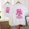 Solo una chica que ama a su papá camiseta con estampado de letras color rojo rosa para padres