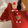 Broche de oso de peluche ~ Lindo sombrero de bufanda roja con cabeza de oso, broche de muñeca de dibujos animados, ramillete de Año Nuevo para mujer