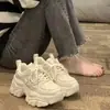 Tênis Dad Shoes de Solado Grosso Feminino 2026 Novo Outono Sapatos Pequenos que Aumentam a Altura Sapatos Plataforma Pretos Casuais Sapatos Esportivos Outono