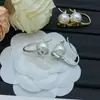 Familia Hua/Huajia Pendientes de Botón de Latón con Tachuelas de Diamante en Forma de V Transfronterizos Pendientes de Perla Versátiles de Plata 925 para Mujer
