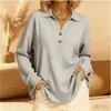 Enviado 2026 Moda transfronteriza top de punto con cuello polo decorado con botones en tono gris para mujer para usar como prenda exterior