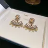 Brincos de Zircônia Dourada Café Laço Geométrico Gota d'Água Pérola Estilo Retro Francês Brincos de Tarraxa Nicho Sensação de Alto Padrão Joias para Orelha