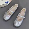 Zapatos planos de plata estilo francés para mujer, nuevo modelo de verano, versátiles con faldas, zapatos Mary Jane, zapatos de tacón cuadrados estilo ballet para la noche