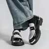 Sapatos monge de couro com sola grossa para aumentar a altura para homens, estilo moda americana 2026, tamanho plus size, com biqueira de metal falso anti-colisão, com corrente, para uso transfronteiriço