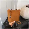 Bolsa de veludo fosco 2026 novo modelo saco de balde, bolsa de ombro vintage de alta qualidade, bolsa pequena transversal versátil da moda para o dia a dia