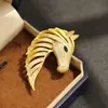 Nuevo Broche de Cabeza de Caballo Dorado Mate Estilo Chino, Versátil y Versátil para Hombres y Mujeres, Broche con Incrustaciones de Piedras de Animales del Zodiaco
