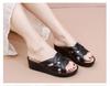 Pantuflas de estilo nuevo para mujer de verano, de plataforma de tacón medio de suela gruesa, modernas, casuales, para el hogar, baño, pantuflas de estilo coreano