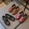 Zapatos de Cuero Pequeños Estilo Británico Otoño Nuevo Estilo Infantil Mocasines Slip-on para Niñas Zapatos con Costuras Retro Escarchados para Niños Modernos