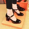 Zapatos de mujer de corte bajo zapatos de un solo color para mujer temporada primavera y otoño 2026 cómodos nueva llegada correa única tacón grueso charol punta cuadrada tacones altos