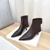 Botines negros de tacón alto para mujer, colección otoño/invierno 2026, con cuero suave, tacón bajo, punta fina y un diseño de tacón delgado estilo francés.